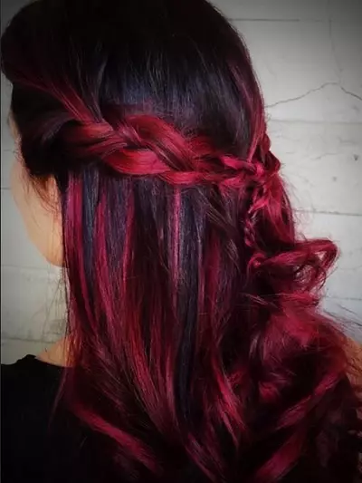Κόκκινα μαύρα μαλλιά (50 φωτογραφίες): κλώνοι σε κόκκινο χρώμα, αποχρώσεις με μια όμορφη απόχρωση για σύντομες περικοπές και μακριά μαλλιά 5129_14