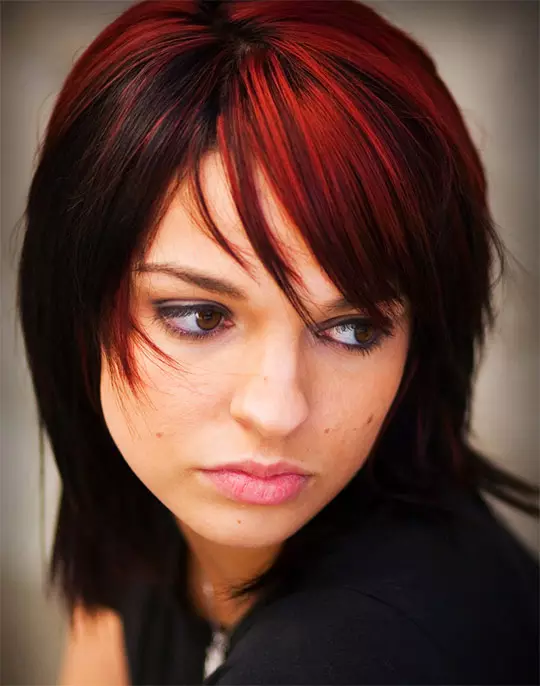 Kırmızı-Siyah Saç (50 Fotoğraf): Kırmızı renkte teller, kısa saç kesimi ve uzun saçlar için güzel bir tonu olan tonları 5129_17