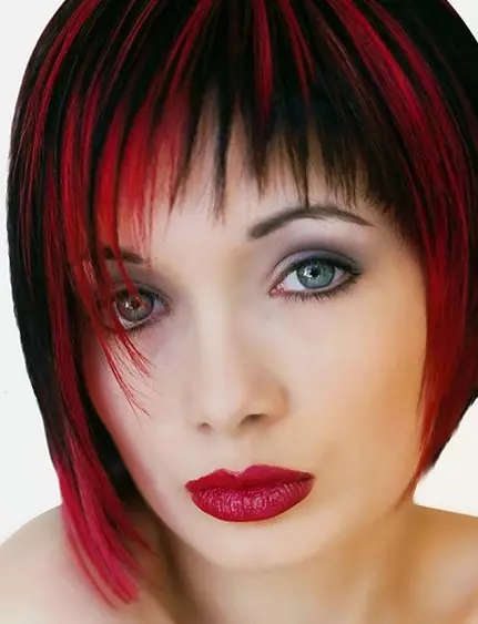 Kırmızı-Siyah Saç (50 Fotoğraf): Kırmızı renkte teller, kısa saç kesimi ve uzun saçlar için güzel bir tonu olan tonları 5129_19