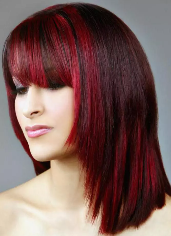 Kırmızı-Siyah Saç (50 Fotoğraf): Kırmızı renkte teller, kısa saç kesimi ve uzun saçlar için güzel bir tonu olan tonları 5129_23