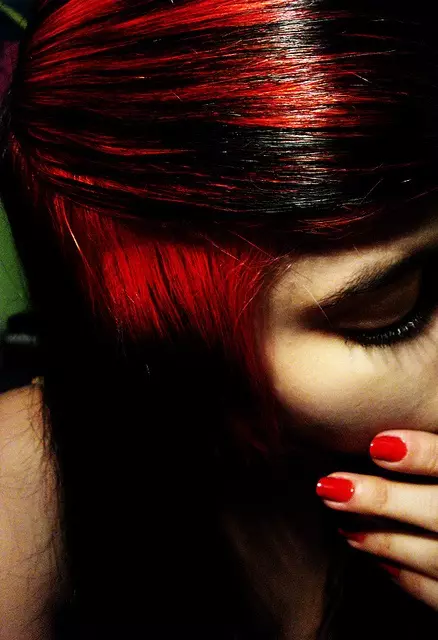 Kırmızı-Siyah Saç (50 Fotoğraf): Kırmızı renkte teller, kısa saç kesimi ve uzun saçlar için güzel bir tonu olan tonları 5129_24