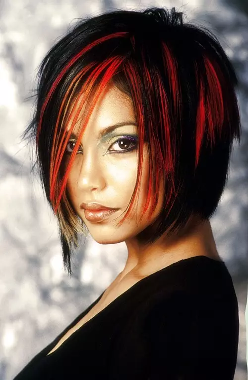 Kırmızı-Siyah Saç (50 Fotoğraf): Kırmızı renkte teller, kısa saç kesimi ve uzun saçlar için güzel bir tonu olan tonları 5129_25