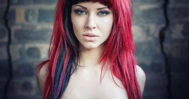 Kırmızı-Siyah Saç (50 Fotoğraf): Kırmızı renkte teller, kısa saç kesimi ve uzun saçlar için güzel bir tonu olan tonları 5129_27