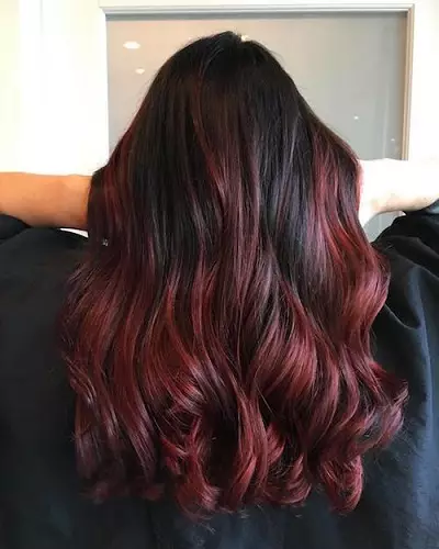 Kırmızı-Siyah Saç (50 Fotoğraf): Kırmızı renkte teller, kısa saç kesimi ve uzun saçlar için güzel bir tonu olan tonları 5129_31