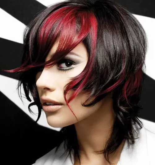 Kırmızı-Siyah Saç (50 Fotoğraf): Kırmızı renkte teller, kısa saç kesimi ve uzun saçlar için güzel bir tonu olan tonları 5129_4