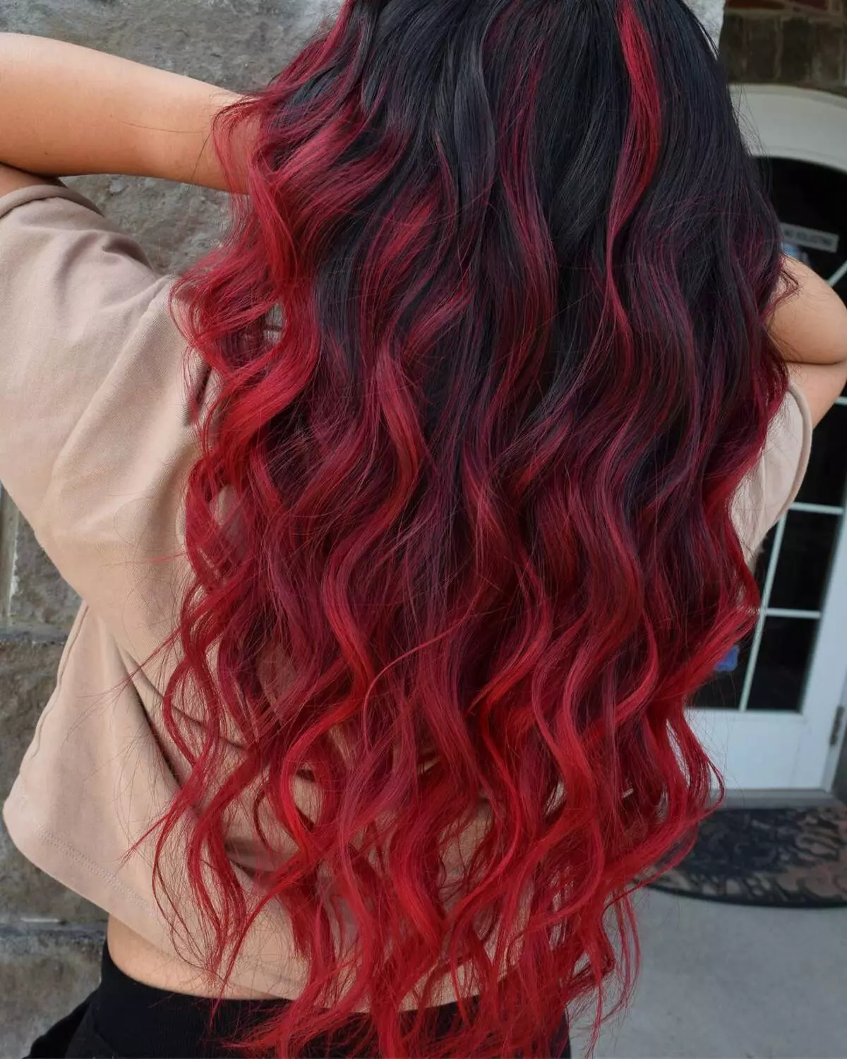 Kırmızı-Siyah Saç (50 Fotoğraf): Kırmızı renkte teller, kısa saç kesimi ve uzun saçlar için güzel bir tonu olan tonları 5129_40