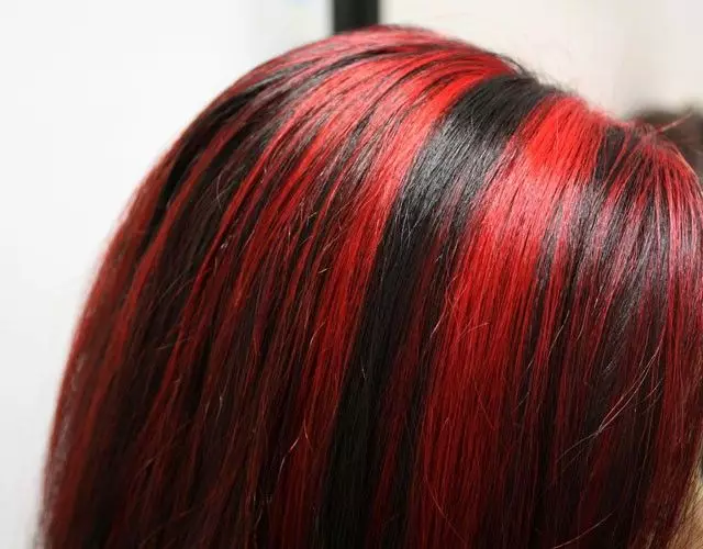 Kırmızı-Siyah Saç (50 Fotoğraf): Kırmızı renkte teller, kısa saç kesimi ve uzun saçlar için güzel bir tonu olan tonları 5129_44
