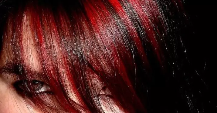 Kırmızı-Siyah Saç (50 Fotoğraf): Kırmızı renkte teller, kısa saç kesimi ve uzun saçlar için güzel bir tonu olan tonları 5129_5