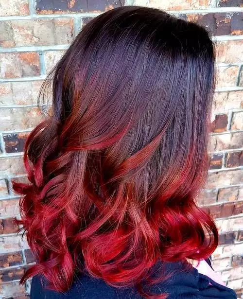 Kırmızı-Siyah Saç (50 Fotoğraf): Kırmızı renkte teller, kısa saç kesimi ve uzun saçlar için güzel bir tonu olan tonları 5129_9