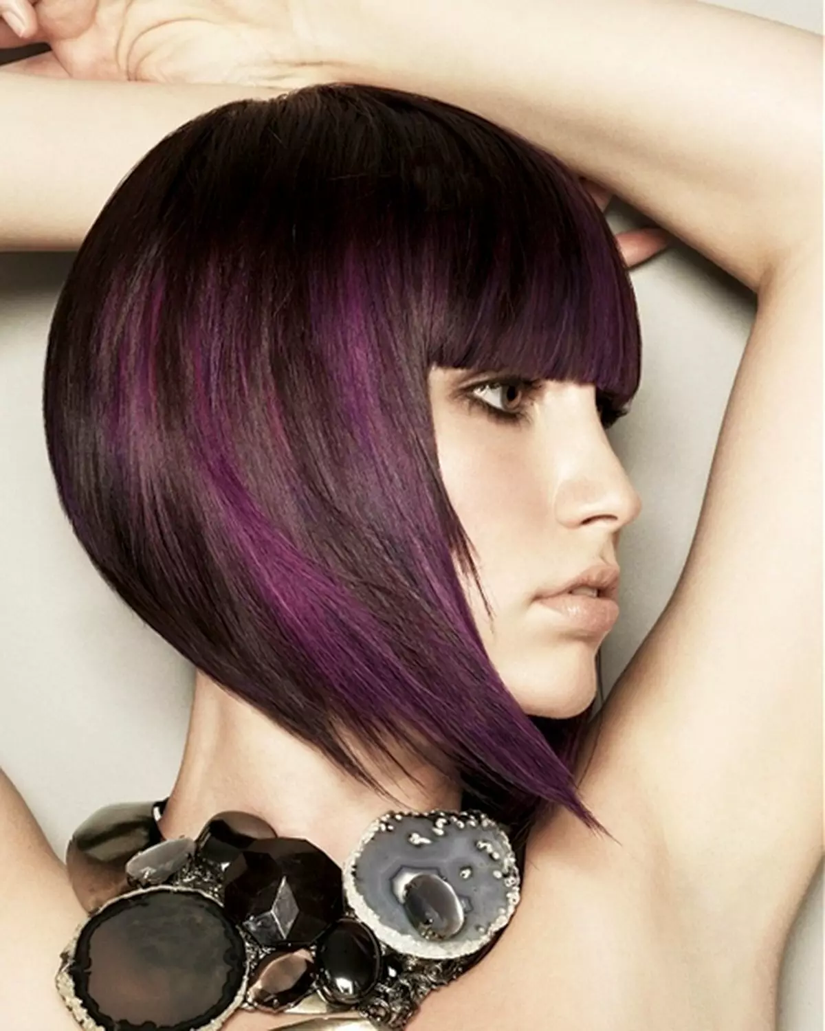 Violetinė spalva ant tamsių plaukų: atspalvio pasirinkimas, vidutinio ilgio garbanos dažymas, trumpi ir ilgi plaukai su pjaustymo balzamais 5130_13