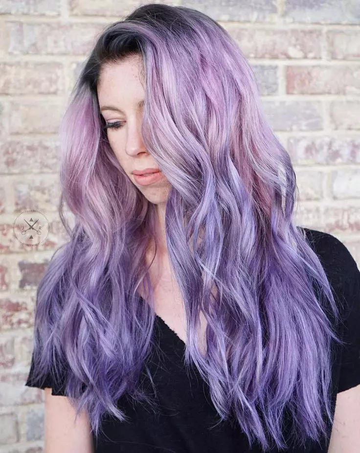 Violetinė spalva ant tamsių plaukų: atspalvio pasirinkimas, vidutinio ilgio garbanos dažymas, trumpi ir ilgi plaukai su pjaustymo balzamais 5130_14