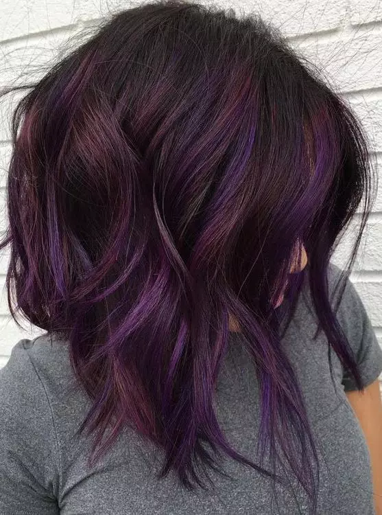 Violett färgsträngar på mörkt hår: val av skugga, färgning av krullarna med medellängd, kort och långt hår med en skivbalsam 5130_18