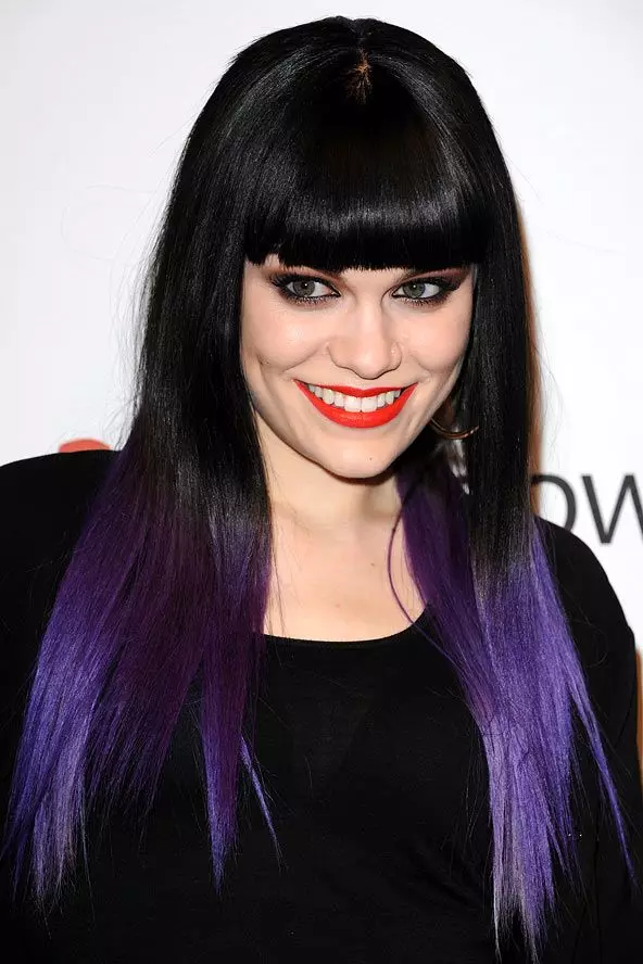 Violetinė spalva ant tamsių plaukų: atspalvio pasirinkimas, vidutinio ilgio garbanos dažymas, trumpi ir ilgi plaukai su pjaustymo balzamais 5130_2