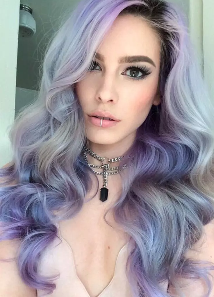 Violetinė spalva ant tamsių plaukų: atspalvio pasirinkimas, vidutinio ilgio garbanos dažymas, trumpi ir ilgi plaukai su pjaustymo balzamais 5130_20
