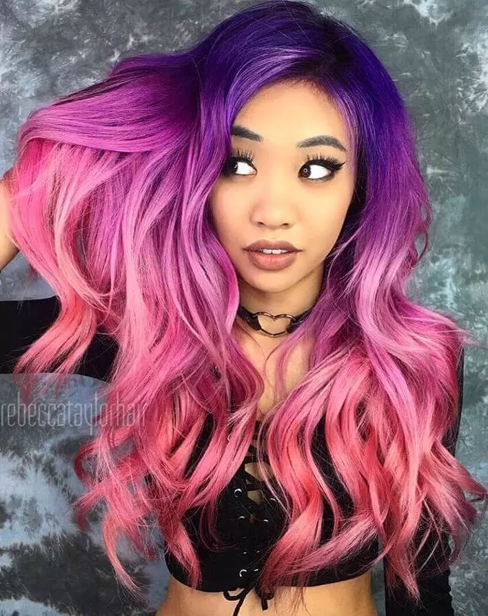 Violetinė spalva ant tamsių plaukų: atspalvio pasirinkimas, vidutinio ilgio garbanos dažymas, trumpi ir ilgi plaukai su pjaustymo balzamais 5130_24