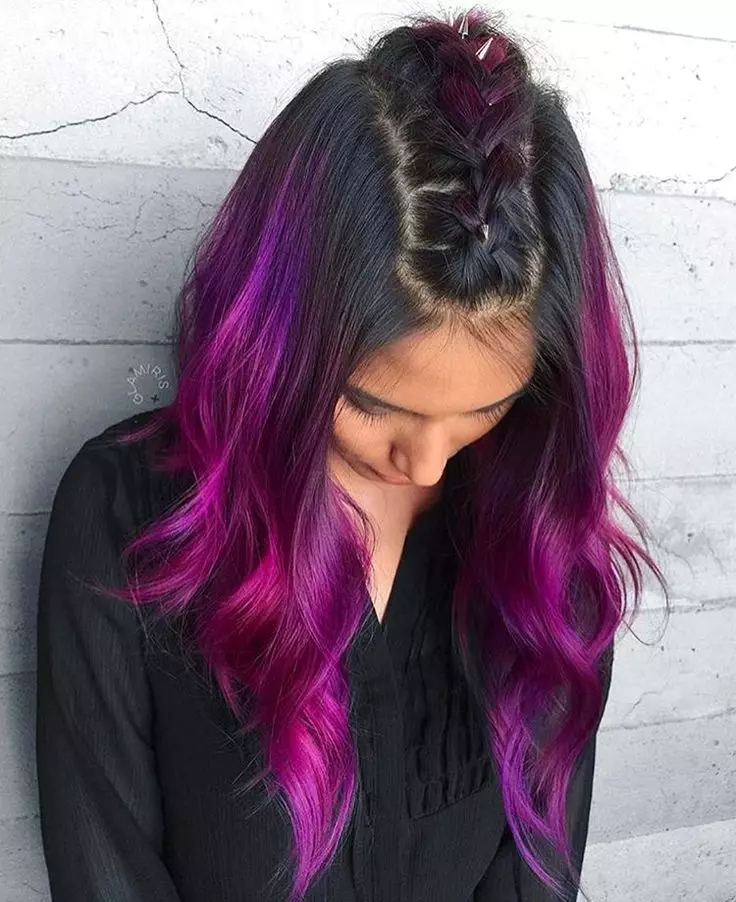Violett färgsträngar på mörkt hår: val av skugga, färgning av krullarna med medellängd, kort och långt hår med en skivbalsam 5130_25