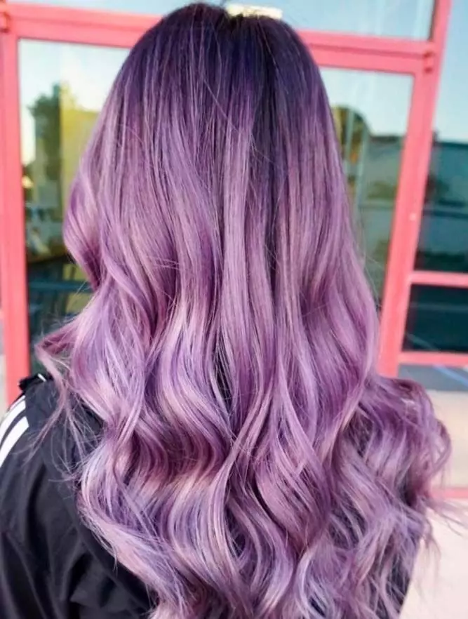 Violett färgsträngar på mörkt hår: val av skugga, färgning av krullarna med medellängd, kort och långt hår med en skivbalsam 5130_27