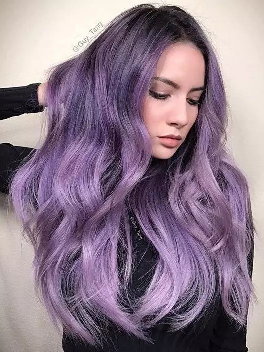 Violett färgsträngar på mörkt hår: val av skugga, färgning av krullarna med medellängd, kort och långt hår med en skivbalsam 5130_28