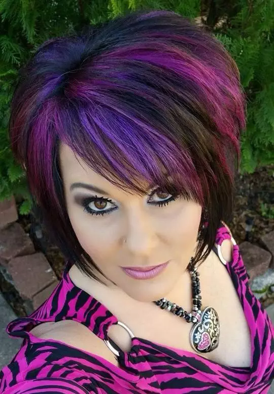 Violetinė spalva ant tamsių plaukų: atspalvio pasirinkimas, vidutinio ilgio garbanos dažymas, trumpi ir ilgi plaukai su pjaustymo balzamais 5130_29