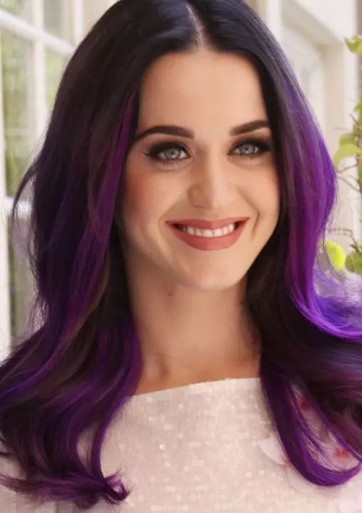 Violett färgsträngar på mörkt hår: val av skugga, färgning av krullarna med medellängd, kort och långt hår med en skivbalsam 5130_3