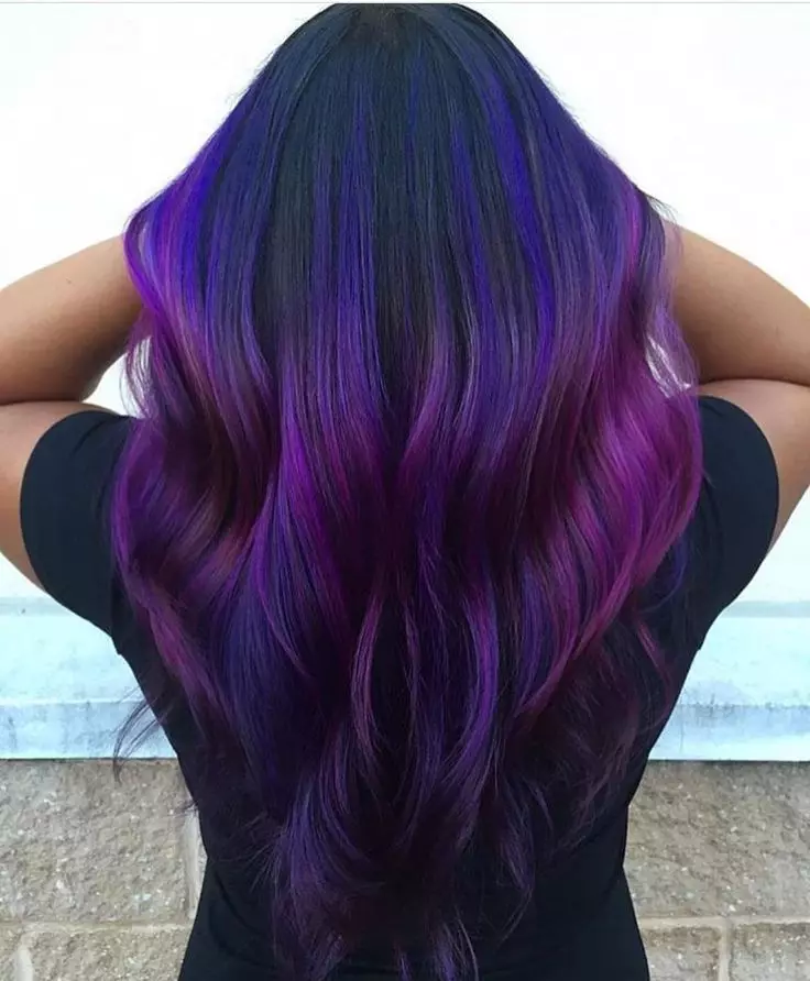 Violett färgsträngar på mörkt hår: val av skugga, färgning av krullarna med medellängd, kort och långt hår med en skivbalsam 5130_30