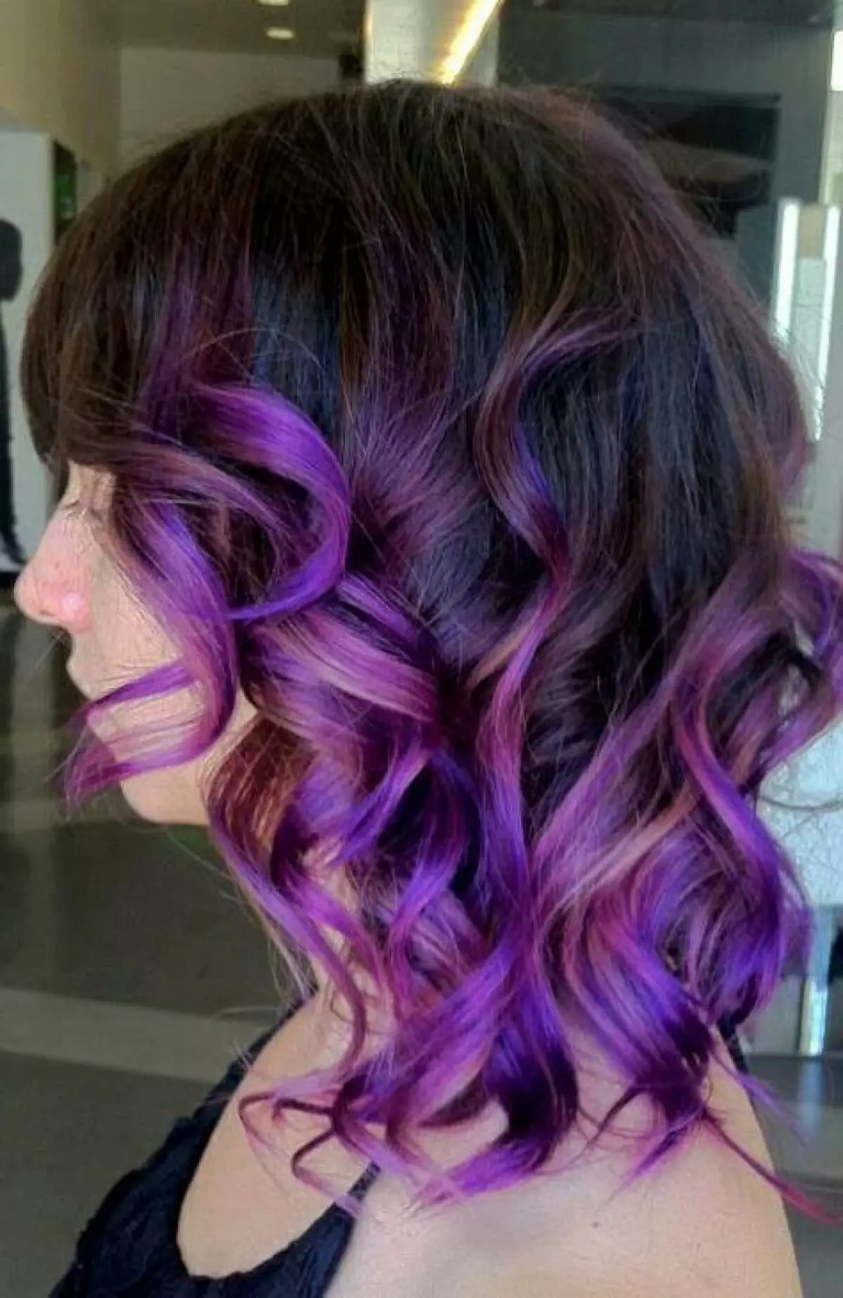 Violett färgsträngar på mörkt hår: val av skugga, färgning av krullarna med medellängd, kort och långt hår med en skivbalsam 5130_6