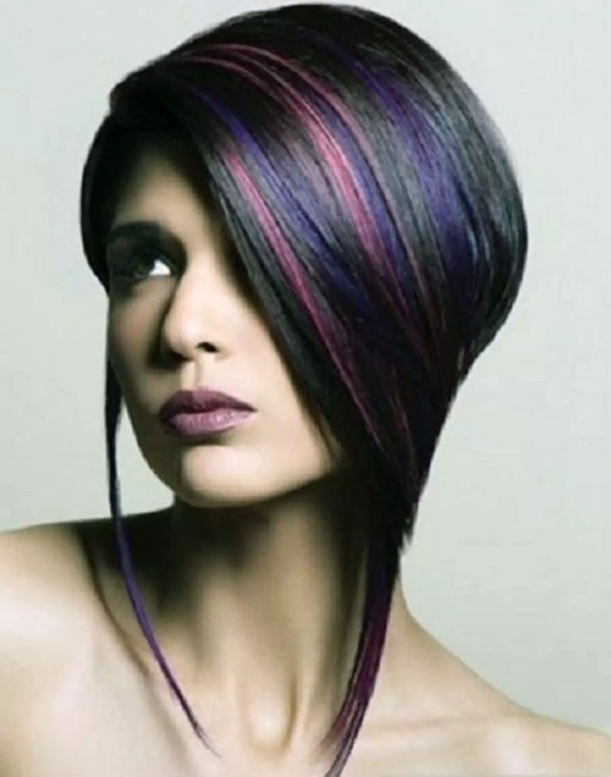 Violetinė spalva ant tamsių plaukų: atspalvio pasirinkimas, vidutinio ilgio garbanos dažymas, trumpi ir ilgi plaukai su pjaustymo balzamais 5130_7