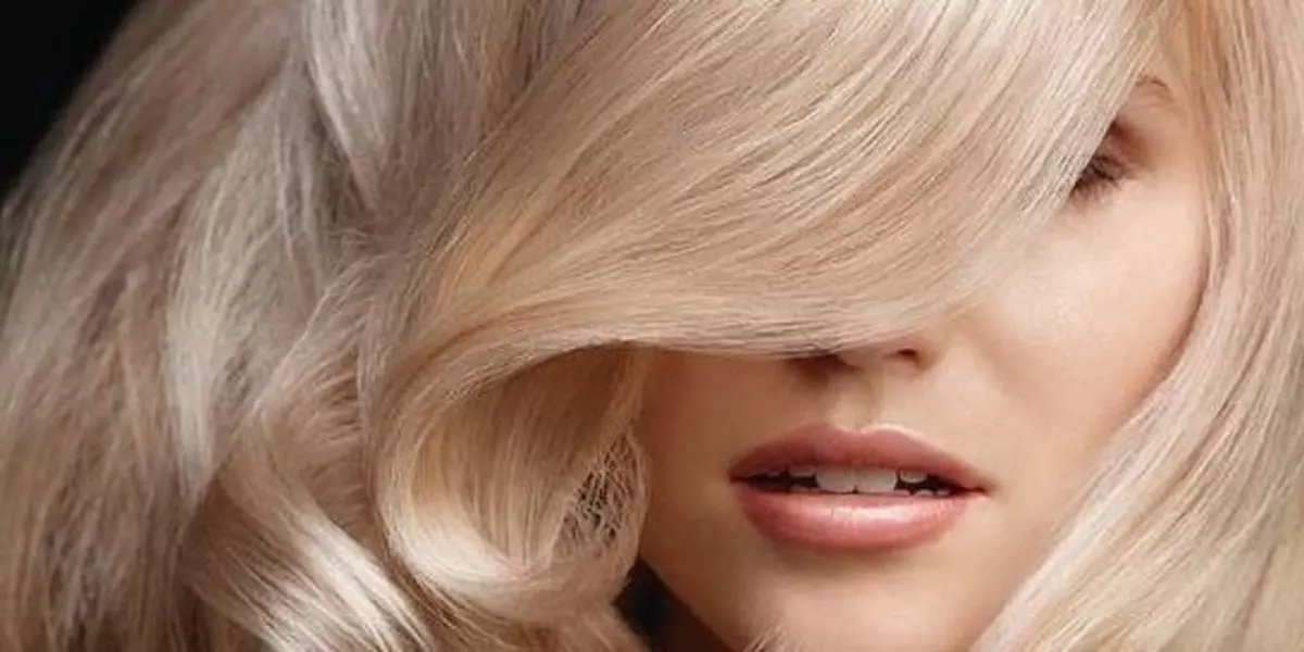 Blond (124 fotografii): Nuanțe frumoase de culoare a părului cu nume 2021. Care sunt tipurile de colorare venețiene și americane? 5132_26