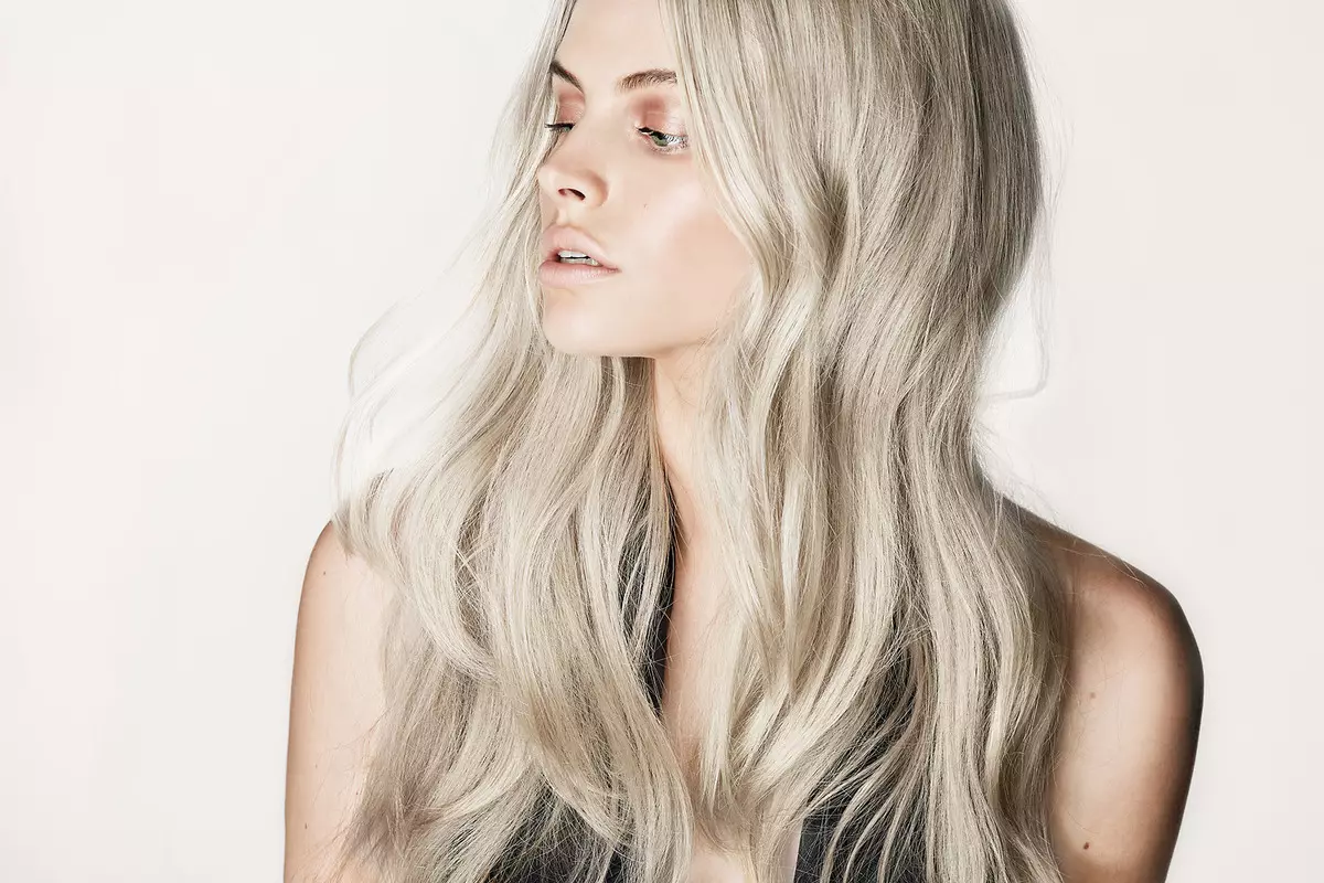 Blond (124 fotek): Krásné odstíny takové barvy vlasů s názvy 2021. Jaké jsou benátské a americké typy barvení? 5132_65