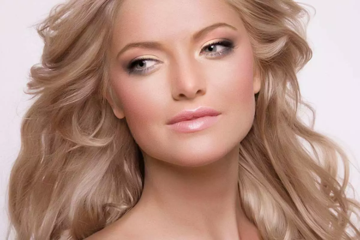 Blond (124 fotot): ilusaid juuksevärvi ilusaid tooni nimedega 2021. Millised on Veneetsia ja Ameerika värvide tüübid? 5132_71