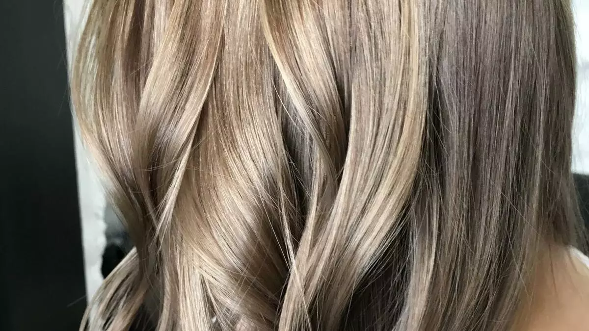 Блонд (124 фото): красиві відтінки такого кольору волосся з назвами 2021. Що собою являють венеціанський і американські види фарбування? 5132_96