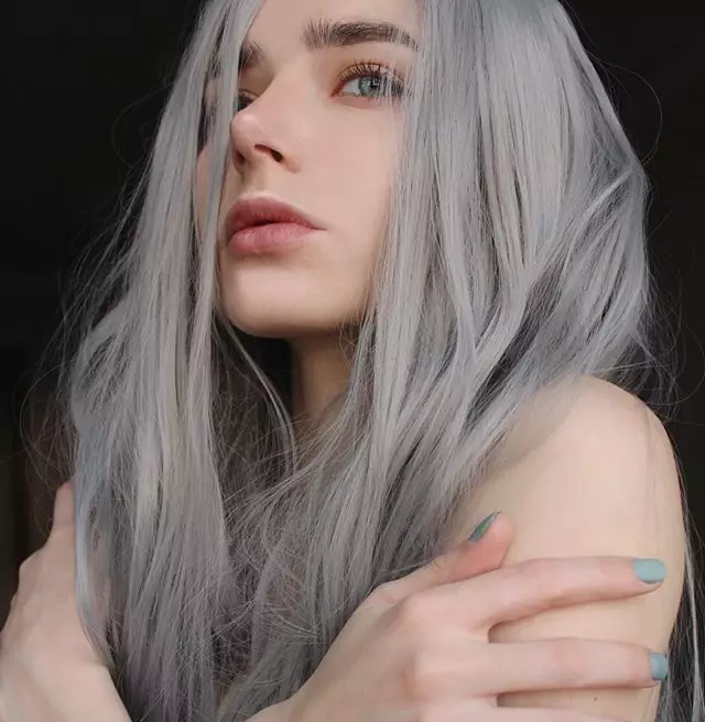 Siva barva las (91 fotografije): temno sivi in ​​svetlo sivi odtenki, kratki lasje, barvanje s temnimi koreninami. Kako doseči želeni ton? Kdo gre barva? 5135_10