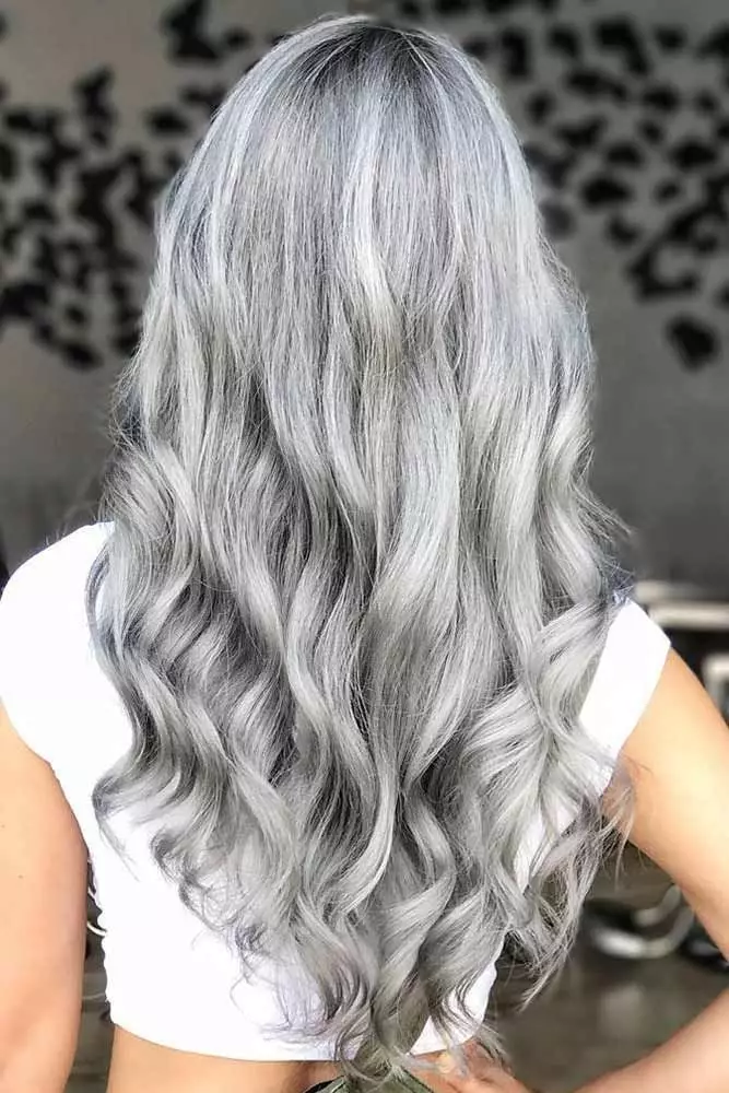 Cor do cabelo gris (91 fotos): sombras grises escuras e grises claras, manchas de pelo curto con raíces escuras. Como conseguir o ton desexado? Quen vai cor? 5135_15