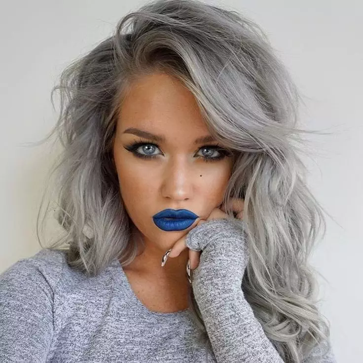 Cor do cabelo gris (91 fotos): sombras grises escuras e grises claras, manchas de pelo curto con raíces escuras. Como conseguir o ton desexado? Quen vai cor? 5135_19