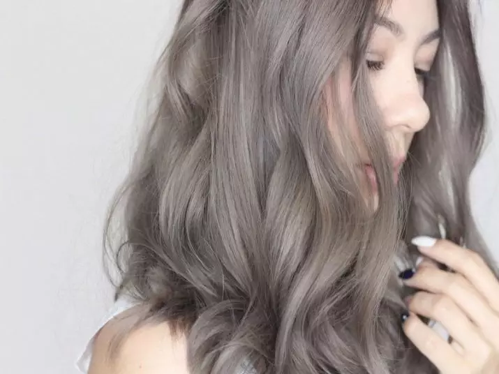 Cor do cabelo gris (91 fotos): sombras grises escuras e grises claras, manchas de pelo curto con raíces escuras. Como conseguir o ton desexado? Quen vai cor? 5135_2