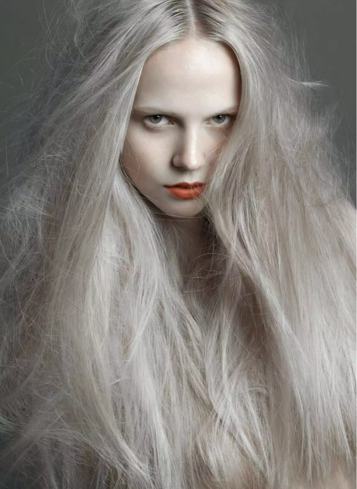 Siva barva las (91 fotografije): temno sivi in ​​svetlo sivi odtenki, kratki lasje, barvanje s temnimi koreninami. Kako doseči želeni ton? Kdo gre barva? 5135_22