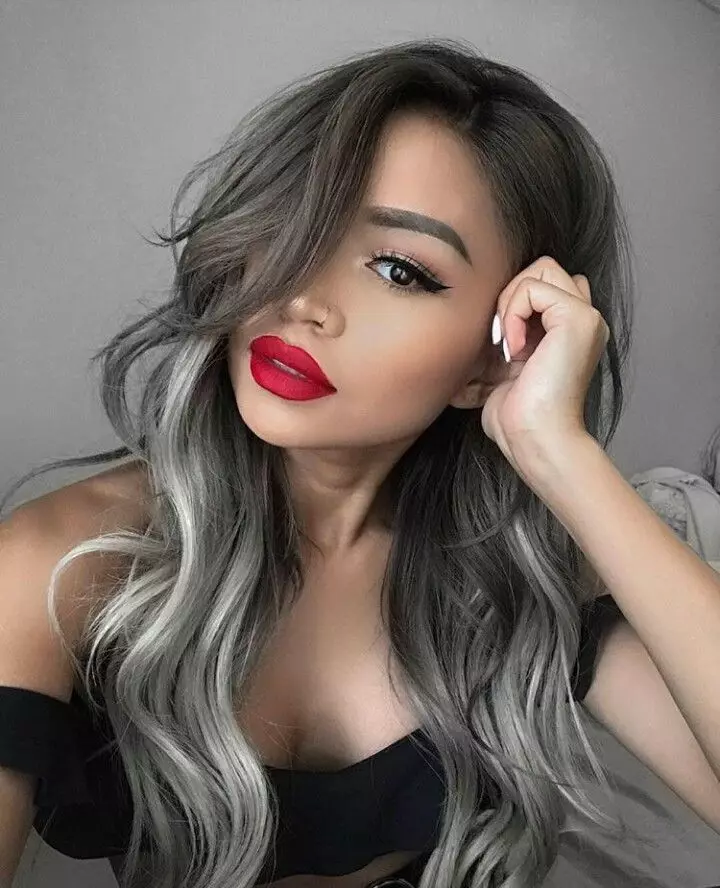 Cor do cabelo gris (91 fotos): sombras grises escuras e grises claras, manchas de pelo curto con raíces escuras. Como conseguir o ton desexado? Quen vai cor? 5135_28