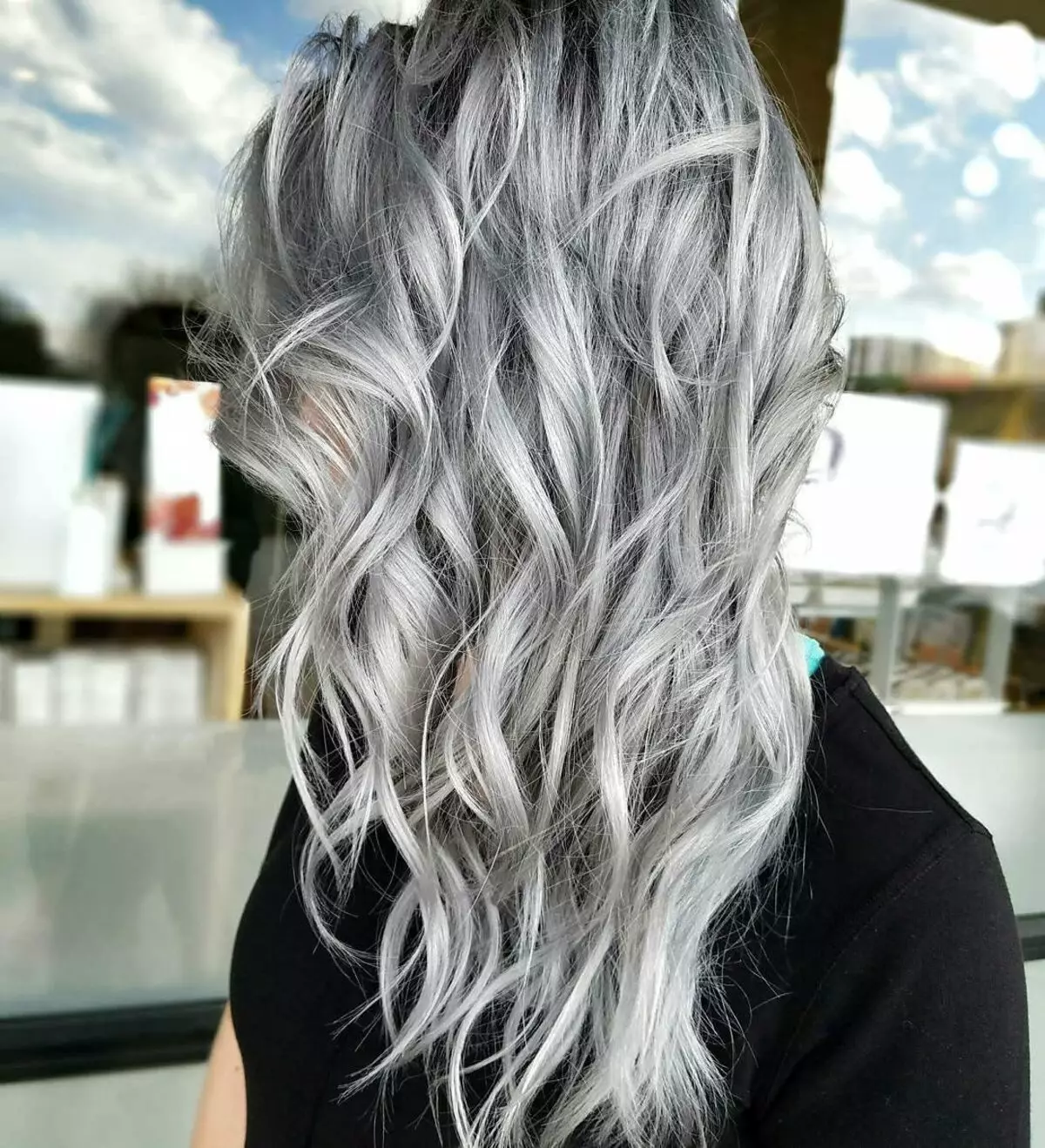灰色の髪の色（91写真）：濃い灰色の灰色の色合い、暗い根で短い髪の染色。希望のトーンを達成するには？誰が色に行きますか？ 5135_3