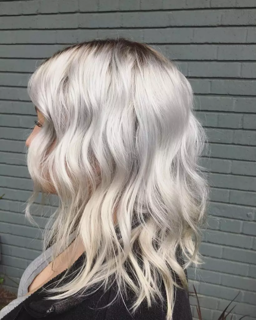 Cor do cabelo gris (91 fotos): sombras grises escuras e grises claras, manchas de pelo curto con raíces escuras. Como conseguir o ton desexado? Quen vai cor? 5135_38