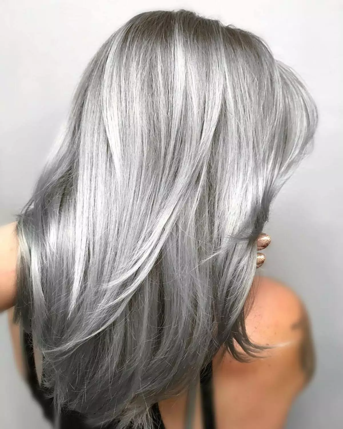 Cor do cabelo gris (91 fotos): sombras grises escuras e grises claras, manchas de pelo curto con raíces escuras. Como conseguir o ton desexado? Quen vai cor? 5135_4