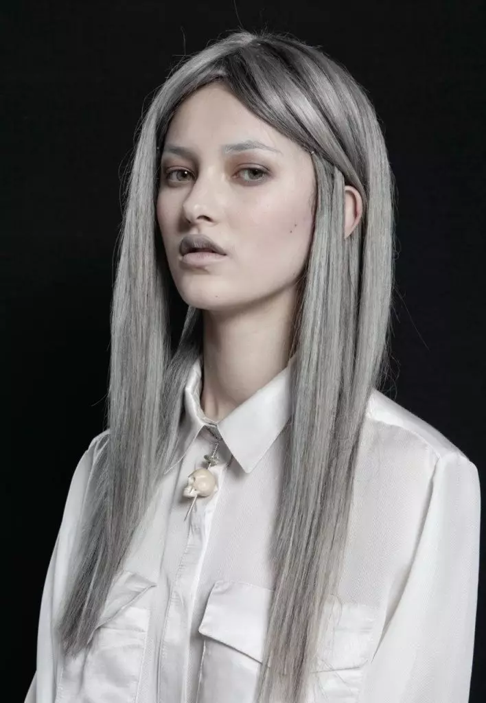 Siva barva las (91 fotografije): temno sivi in ​​svetlo sivi odtenki, kratki lasje, barvanje s temnimi koreninami. Kako doseči želeni ton? Kdo gre barva? 5135_42