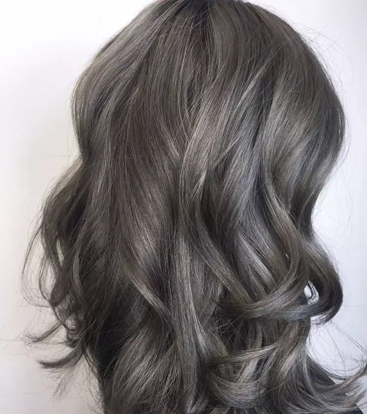 Cor do cabelo cinzento (91 fotos): cinza escuro e cinzas cinzentas, manchas de cabelo curto com raízes escuras. Como alcançar o tom desejado? Quem vai cor? 5135_44