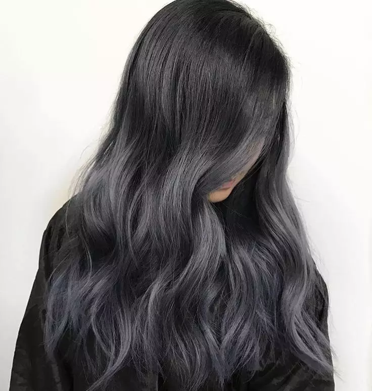 Cor do cabelo gris (91 fotos): sombras grises escuras e grises claras, manchas de pelo curto con raíces escuras. Como conseguir o ton desexado? Quen vai cor? 5135_49