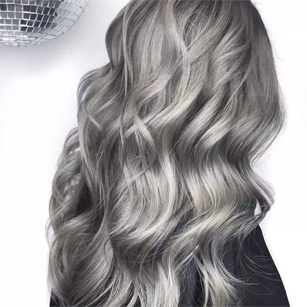 Cor do cabelo gris (91 fotos): sombras grises escuras e grises claras, manchas de pelo curto con raíces escuras. Como conseguir o ton desexado? Quen vai cor? 5135_5