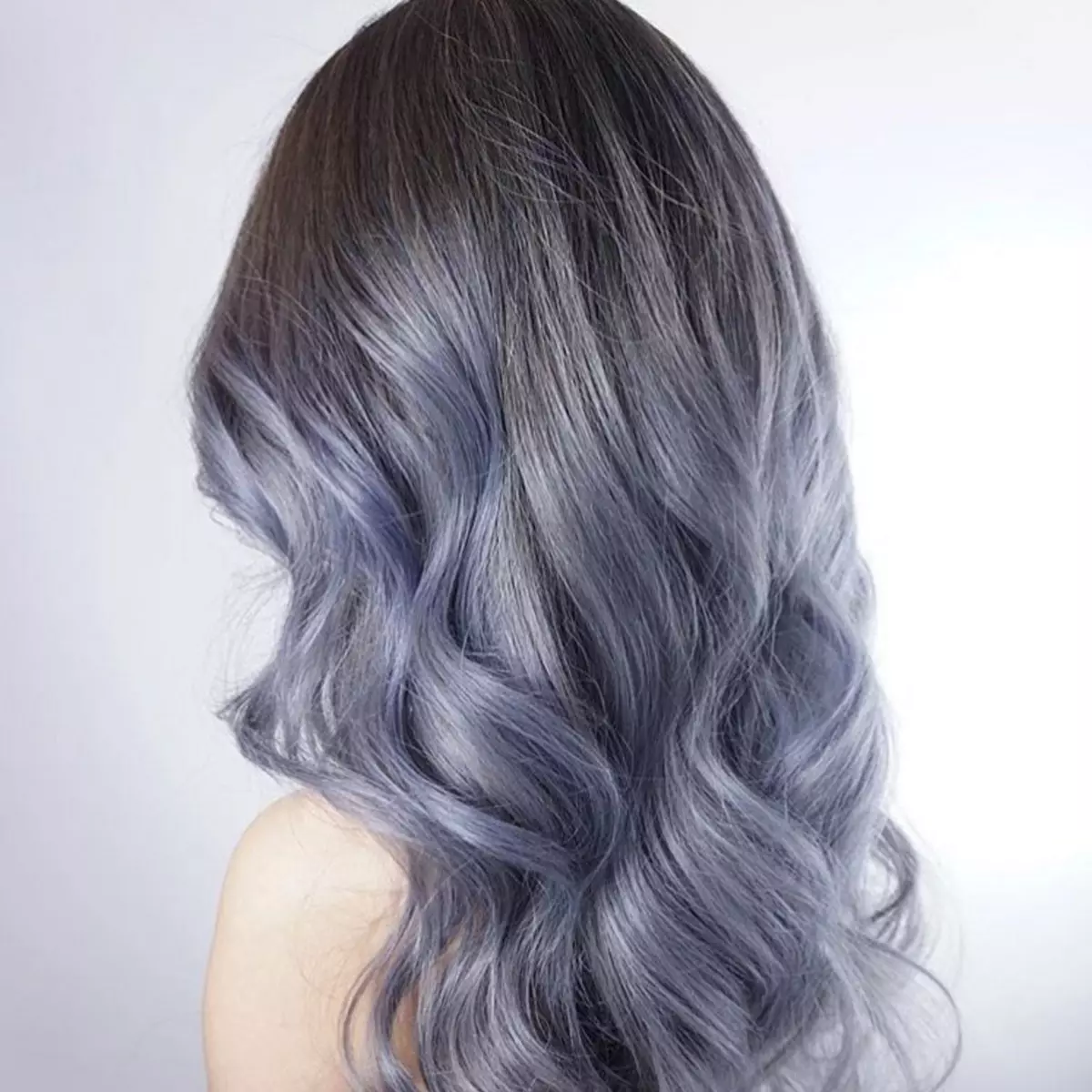 Cor do cabelo gris (91 fotos): sombras grises escuras e grises claras, manchas de pelo curto con raíces escuras. Como conseguir o ton desexado? Quen vai cor? 5135_53