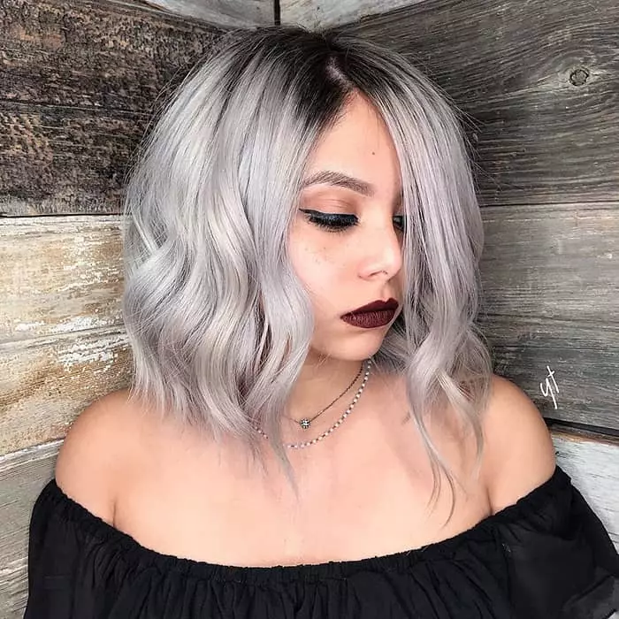 Cor do cabelo gris (91 fotos): sombras grises escuras e grises claras, manchas de pelo curto con raíces escuras. Como conseguir o ton desexado? Quen vai cor? 5135_54