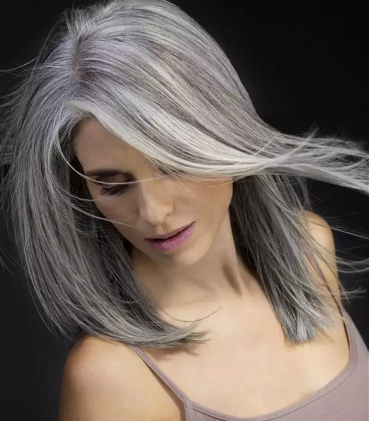 Cor do cabelo gris (91 fotos): sombras grises escuras e grises claras, manchas de pelo curto con raíces escuras. Como conseguir o ton desexado? Quen vai cor? 5135_6