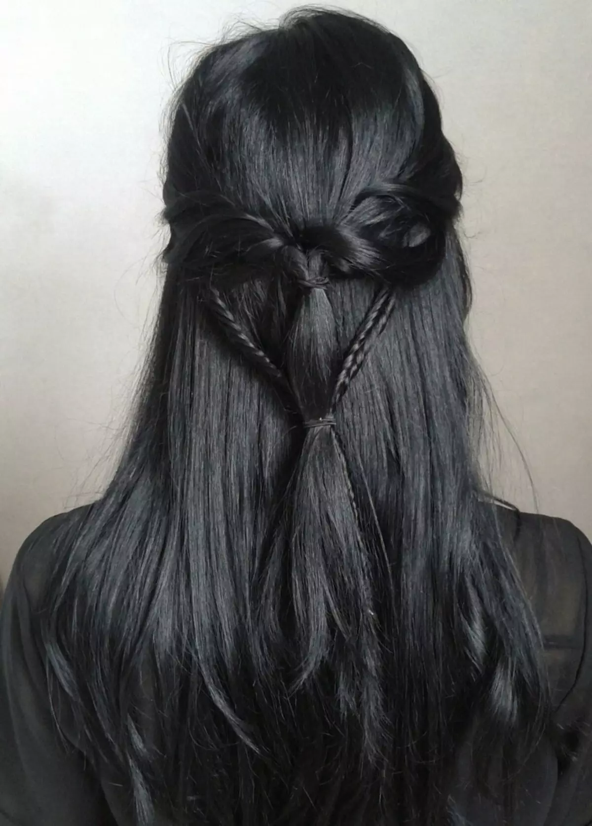 Cor do cabelo cinzento (91 fotos): cinza escuro e cinzas cinzentas, manchas de cabelo curto com raízes escuras. Como alcançar o tom desejado? Quem vai cor? 5135_63