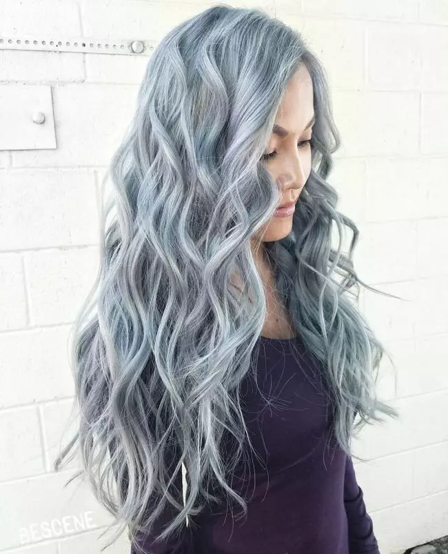 Cor do cabelo gris (91 fotos): sombras grises escuras e grises claras, manchas de pelo curto con raíces escuras. Como conseguir o ton desexado? Quen vai cor? 5135_70