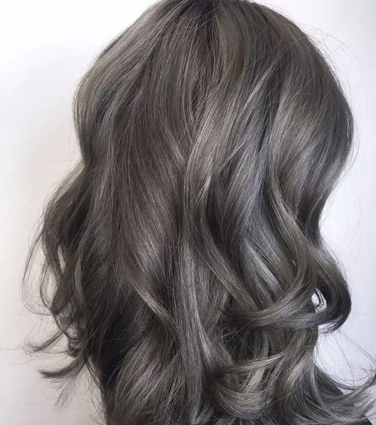 Cor do cabelo cinzento (91 fotos): cinza escuro e cinzas cinzentas, manchas de cabelo curto com raízes escuras. Como alcançar o tom desejado? Quem vai cor? 5135_72